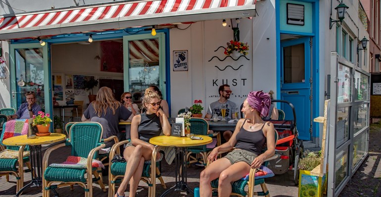 De keuze in bars en cafés in Zeeland is groot. Zoek je een knusse bar of ben je juist op zoek naar een groot café met terras? Je kunt in vele dorpen en steden terecht voor een drankje en hapje!