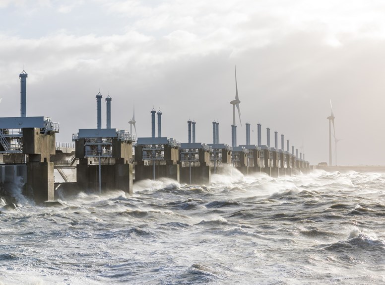 De beroemde Oosterscheldekering is de grootste stormvloedkering in Nederland. Het Deltawerk ligt tussen Noord-Beveland en Schouwen-Duiveland.